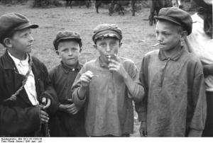 Russland, russische Kinder, rauchend